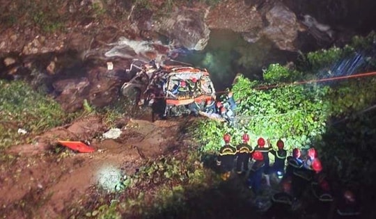 Khởi tố tài xế vụ xe khách lao xuống vực trên cao tốc La Sơn - Túy Loan