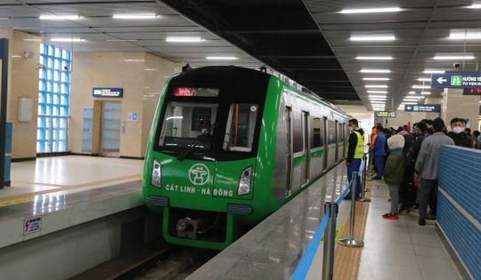 Tàu điện Cát Linh - Hà Đông phục vụ hành khách xuyên Tết Nguyên đán 2024