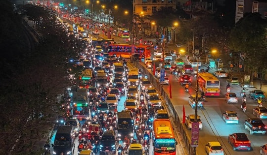 Người dân lỉnh kỉnh đồ về quê nghỉ Tết, nhiều tuyến đường Hà Nội tắc cứng