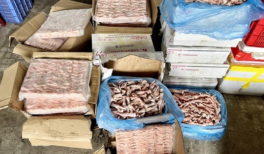Kinh hoàng hơn 500kg chân gà nhập lậu có hiện tượng phân hủy, tiểu thương bày bán công khai trong khu dân cư