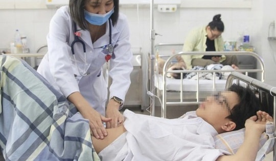 Bé 13 tuổi viêm loét dạ dày, xuất huyết tiêu hóa vì thói quen khó bỏ của nhiều người Việt