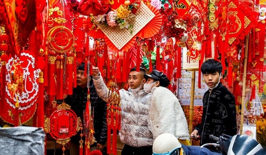 Phố cổ Hà Nội ngập tràn không khí Tết, câu đối đỏ có giá bán từ 80.000 đồng