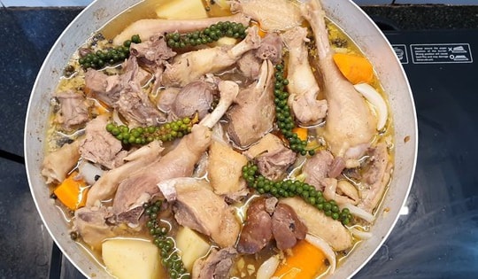 Công thức làm món lẩu gà nấu tiêu xanh cay nồng, siêu hợp cho mùa đông