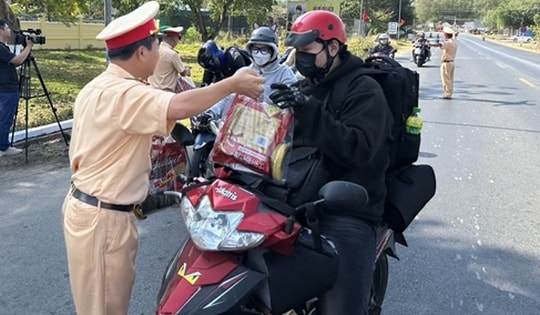 CSGT tặng mũ bảo hiểm, bánh chưng để tiếp sức cho người dân về quê ăn Tết