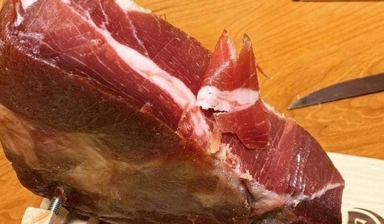 Đùi heo muối 'ngoại' la liệt chợ Tết, bà hàng rau cũng tranh thủ nhập về bán