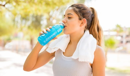 Có nên uống nước chứa chất điện giải thường xuyên?