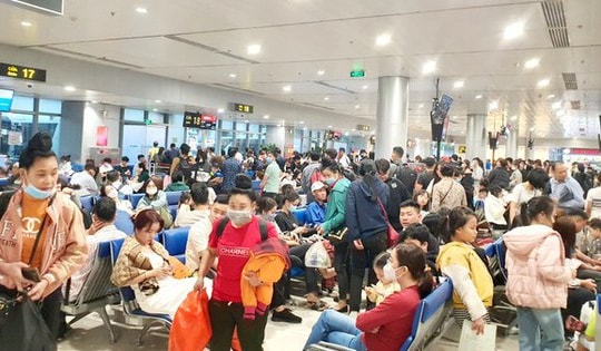 Sân bay Tân Sơn Nhất đông nghịt, khách vật vã từ mờ sáng 27 Tết