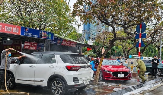 Rửa xe 29 Tết tăng giá chóng mặt, khách ngậm ngùi chi tiền dù rửa bẩn