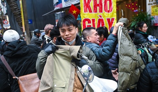 Chen nhau mua đồ xả hàng trước ngày 30 Tết, phố cổ Hà Nội ùn ứ kéo dài