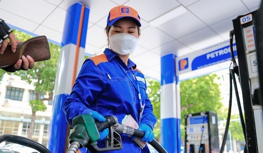 Giá xăng giảm mạnh trước Tết, RON 95 về sát mốc 23.000 đồng/lít