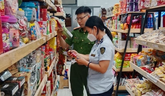 Phát hiện hàng ngàn sản phẩm bánh kẹo nhập lậu 'suýt' đến tay người tiêu dùng ngày Tết