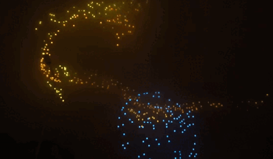 Mãn nhãn cảnh 2.024 máy bay không người lái 'vẽ' hình rồng trên bầu trời Hà Nội