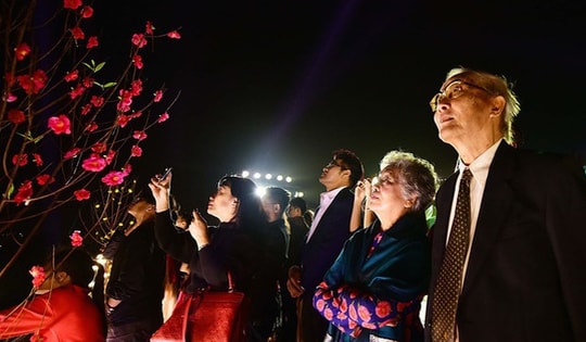 Vì sao người Hà Nội thích đi chơi vào đêm Giao thừa?