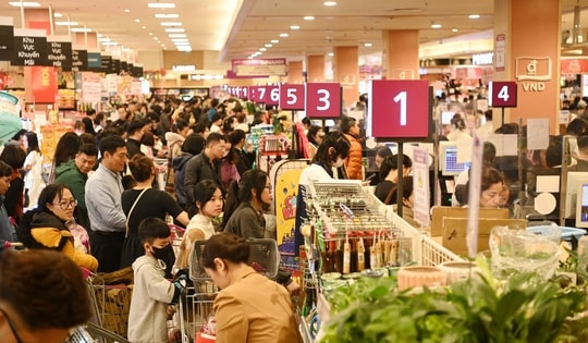 Ngày 30 Tết, người Hà Nội ùn ùn mua sắm, hóa đơn mua hàng dài gần 2 mét