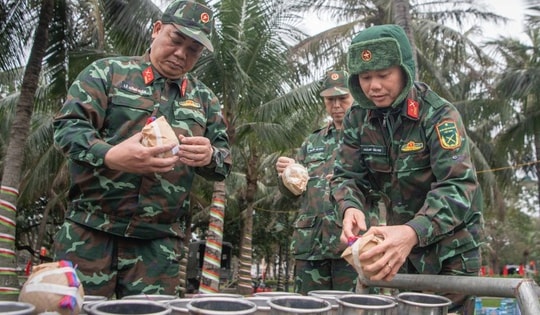 Cận cảnh bên trong trận địa pháo hoa đêm giao thừa tại Hà Nội
