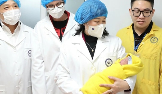 Bộ trưởng Đào Hồng Lan chúc Tết y bác sĩ, đón những công dân nhí chào đời đêm Giao Thừa