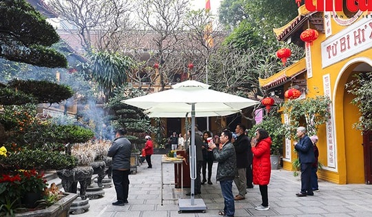 Tấp nập người đi lễ đền, chùa trong ngày đầu tiên năm mới