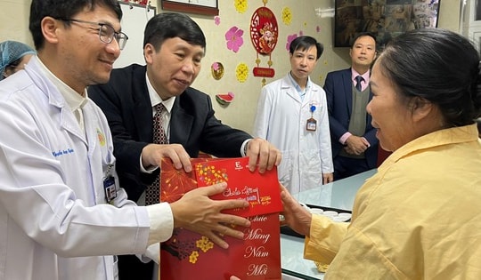 Khoảnh khắc đón giao thừa đặc biệt của các bác sĩ và bệnh nhân ở Bệnh viện E