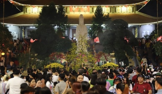 Người TPHCM đi nhiều chùa trong đêm giao thừa để cầu may mắn