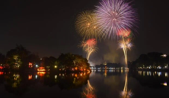 Mãn nhãn màn bắn pháo hoa mừng Xuân Giáp Thìn 2024