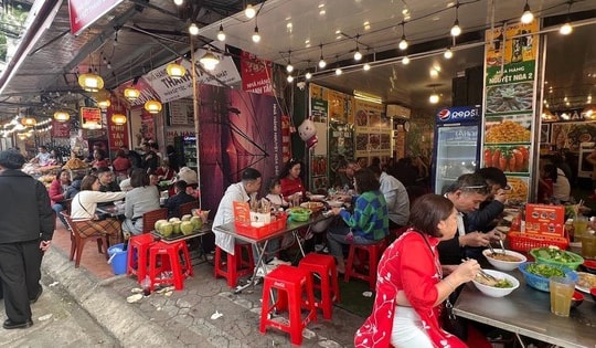 Tết nhộn nhịp ngay sau giao thừa, một số quán ăn phục vụ xuyên Tết