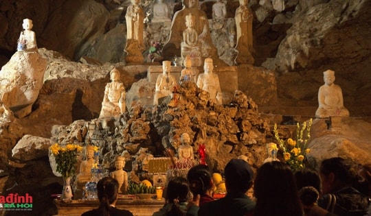 Người dân đổ về chùa Trầm, lễ Phật cầu an trong ngày mùng 3 Tết Nguyên đán