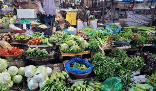 Ngày Mùng 3 Tết, trái cây giá cao, hoa tươi bất ngờ 'hạ nhiệt'