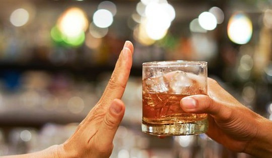 Bác sĩ Anh khuyến cáo thời điểm không nên uống rượu vì dễ gặp biến chứng, có nguy cơ tử vong