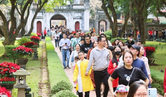 Biển người chen chân thăm Văn Miếu - Quốc Tử Giám ngày mùng 4 Tết Nguyên đán