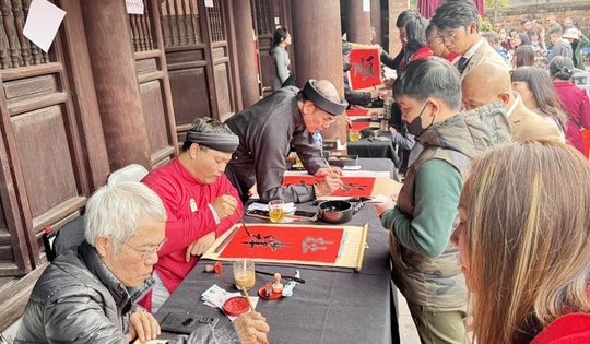 Người xếp hàng dài ở Văn Miếu - Quốc Tử Giám, chi gần 200.000 đồng để 'xin' chữ đầu năm