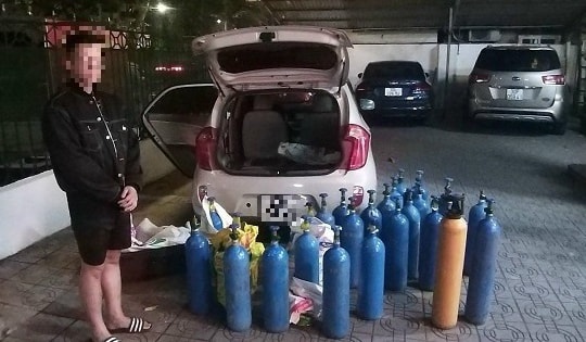 Lợi dụng dịp Tết, vận chuyển hàng chục bình khí cười