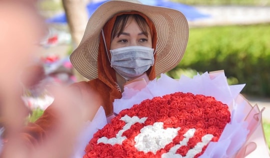 Tiểu thương "khóc ròng" vì hoa ế trong ngày lễ Tình nhân