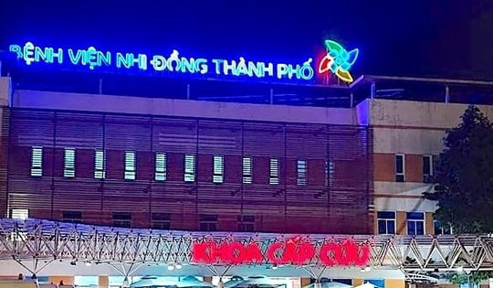 Mất bàn tay trái vì nhà hàng xóm đốt pháo