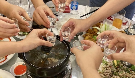 Vợ chồng ở Bạc Liêu tử vong nghi do ngộ độc rượu