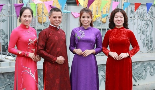 NTK Hoàng Ly 'khai kim khai kéo' đầu năm tại đền thờ Tổ nghề may Trạch Xá