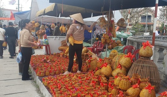 Thâm nhập bên trong chợ 'mua' may mắn lớn nhất miền Bắc trước ngày khai hội