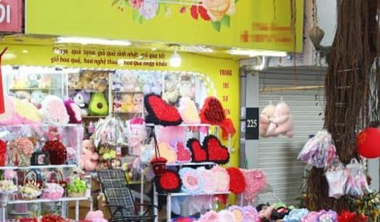 Trùng ngày nghỉ Tết, thị trường Valentine ảm đạm, ngóng khách mua