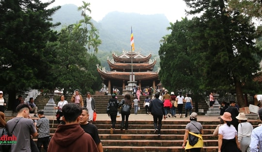 Ngày khai hội chùa Hương 2024 không còn cảnh chen lấn, người dân thong thả lễ chùa, cầu an