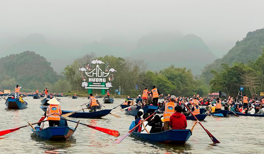 Khai hội Chùa Hương năm 2024: Hàng vạn du khách đội mưa tham gia trẩy hội