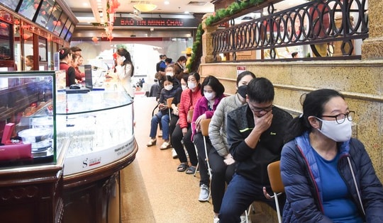 Không chờ đến ngày Thần Tài, người dân xếp hàng dài để mua vàng lấy may