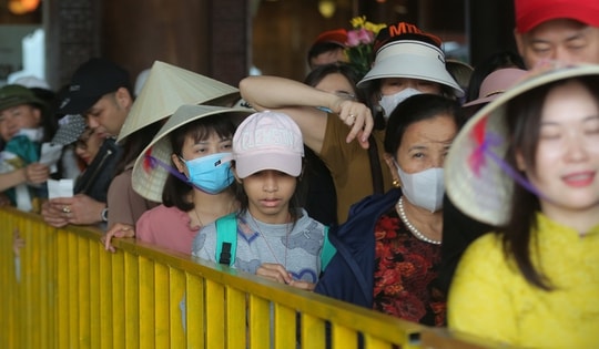 Xếp hàng dài, chờ hơn nửa tiếng để được lên thuyền đi lễ chùa đầu năm