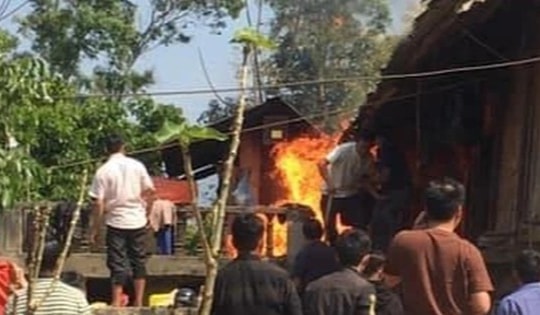 Châm lửa đốt nhà vì không xin được bố mẹ tiền mua xe máy