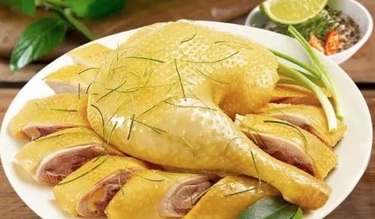 Thịt gà ngon bổ, nhưng người Việt ăn gà luộc cần biết điều này để tránh rước họa vào thân
