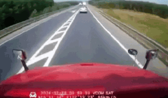 Video: Khoảnh khắc va chạm kinh hoàng giữa 3 xe ô tô trên cao tốc khiến 2 người tử vong