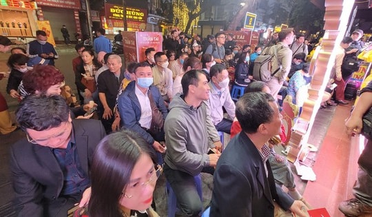 Kinh ngạc từ 4h sáng, người Hà Nội đã xếp hàng dài mua vàng lấy may ngày vía Thần tài