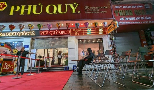 Ngày vía Thần tài ở tiệm kim hoàn nơi đông đúc, chỗ 'dài cổ' ngóng khách