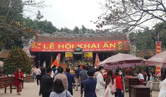 Thâm nhập bên trong đền Trần trước ngày hội khai ấn lớn nhất miền Bắc