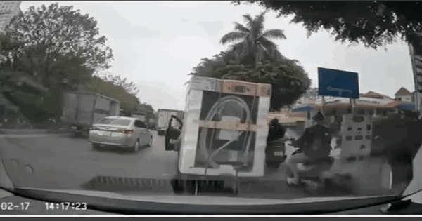 Lời khai bất ngờ của tài xế ô tô đạp ngã nam shipper trên đường phố Hà Nội