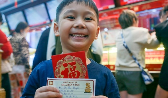 Nhiều mà mẹ con cùng đập lợn, lấy tiền lì xì 2 năm đi mua vàng lấy may