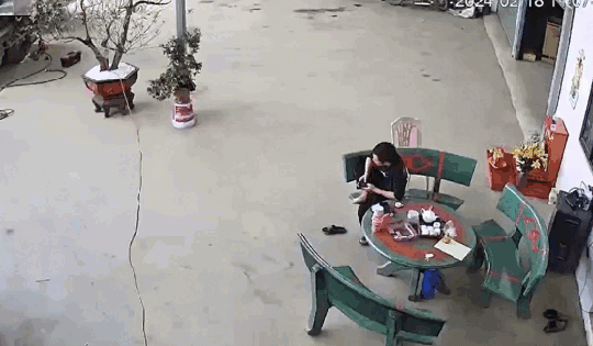 Video: Thót tim cảnh nam thanh niên bị xe khách lao thẳng vào khi đang ngồi trước hiên nhà